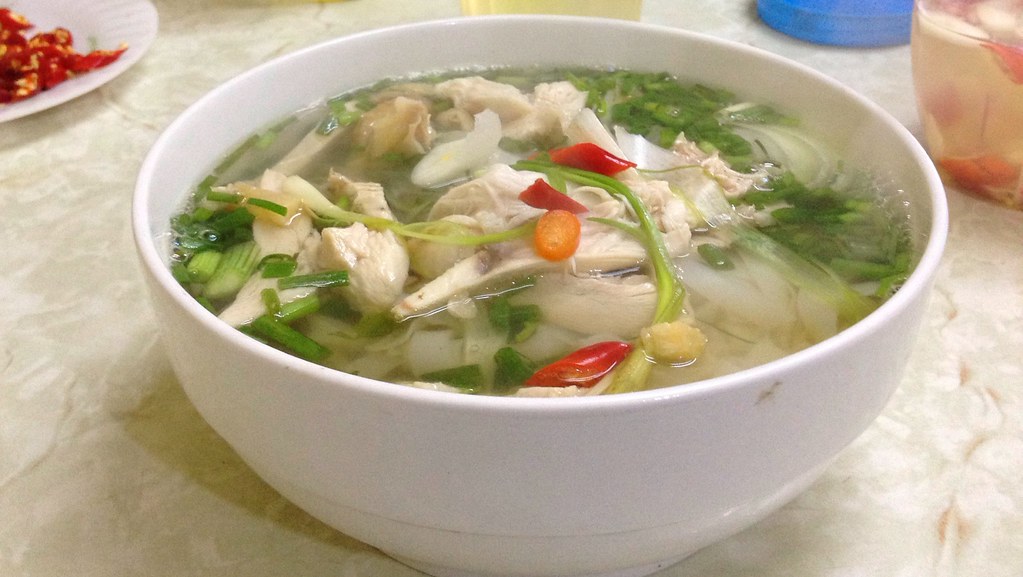 Vietnamese Street Food Guide: Must-Try Dishes & Safety Tips